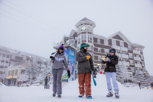 Snowshoe Apartment | Allegheny Spring 239 KING, bed/Ski-In, Out/Pool & Hot Tub