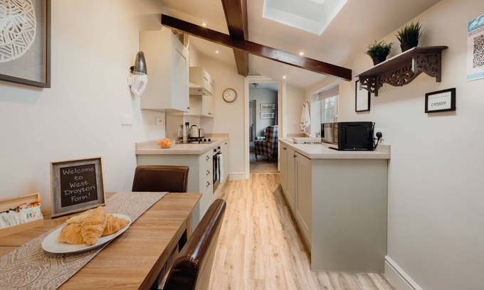 Markham Moor Apartment | Allerton Apartment - a 1 bedroom apartment that sleeps 3 - 5 guests