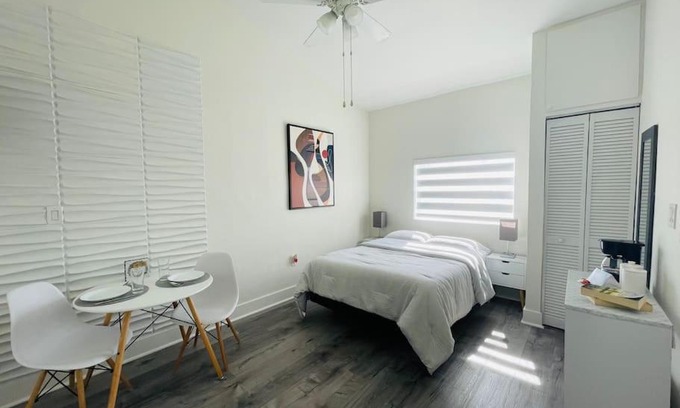 West Perrine Apartment | Alma Guest Suite