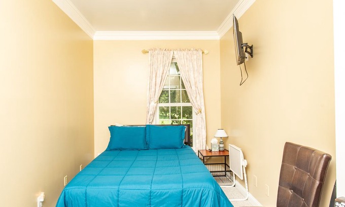 Brentwood Apartment | Almond Suite in Country Cove