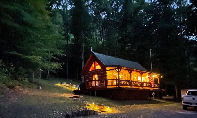 Bean Station Cabin | Almost Heaven. beautiful, private, quiet, log cabin nestled in the mountains.