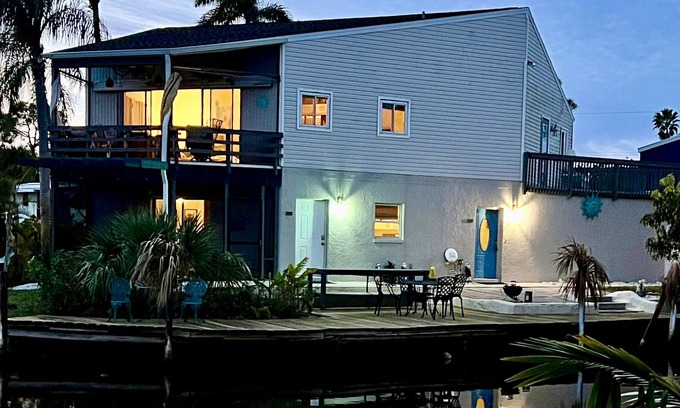 Bonita Shores House | Aloha Royal Palms! - Awesome private lodging on the water!