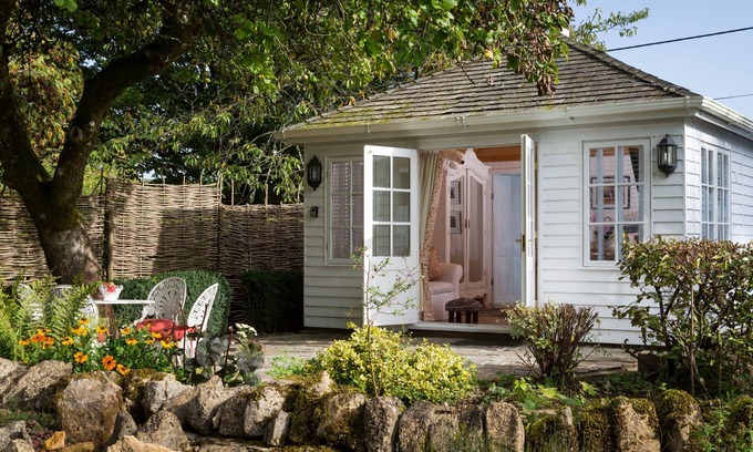 Burford Cottage | Alpaca Lodge - a studio in Taynton sleeping two guests