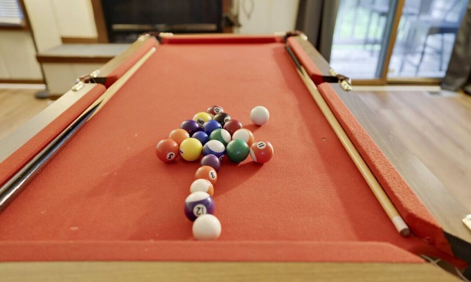East Stroudsburg House | Alpha Lodge · Alpha Lodge - 2BR Townhouse w/Jacuzzi-Shawnee Mtn