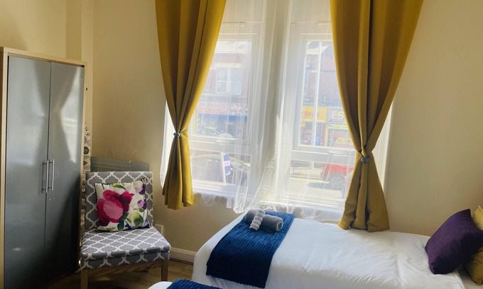 Leeds Apartment | Alphastudio-leeds-walk 2-city-centre-freepark-wifi