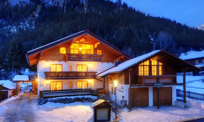 Hinterstein Apartment | Alpine Chalet "Herzog Max" - Pension Hochvogel