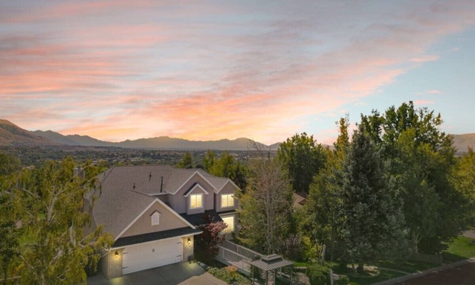 Alpine House | Alpine Peaks View | Queen Beds | Central | Massage