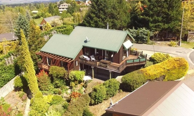 Hanmer Springs Ski Chalet | Alpine retreat - perfect for couples or families. Cute, quiet, quaint.