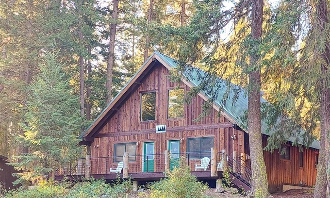 Mazama Cabin | Alpine View Cabin - duplex unit B w/queen bedroom