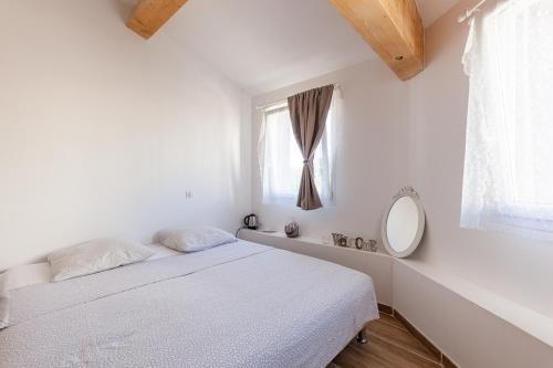 Le Rouet Bed & Breakfast | Alpinias Bed and Breakfast