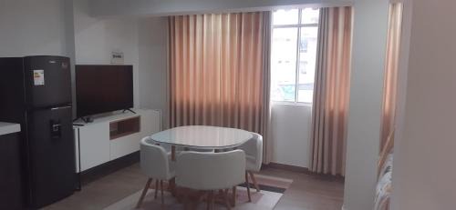Independencia Apartment | ALQUILER DE DEPARTAMENTO TIPO ESTUDIO EN HUARAZ. Ofrece una capacidad máxima de 6 personas, cuenta con comedor, sala y cocina. Además baño completo con ducha y columna de hidromasaje, agua caliente dispuesta por terma solar las 24 horas del día.