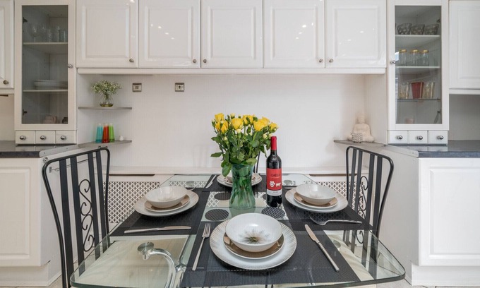 Northcote House | ALTIDO Cosy and inviting 4-bed house with patio