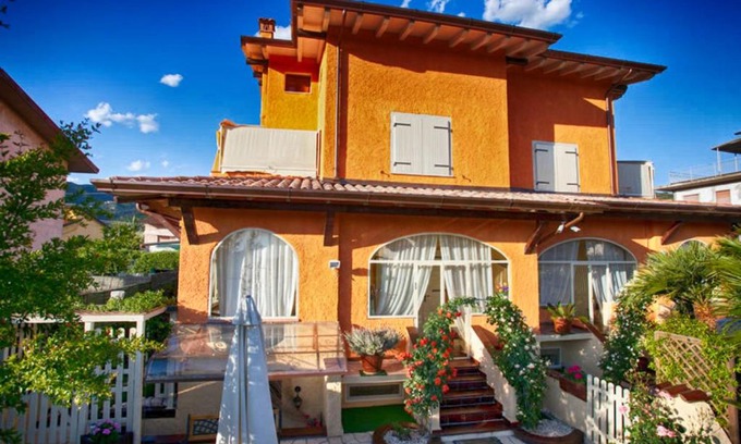 Capanne-Prato-Cinquale Villa | ALTIDO Villa Gelsomino
