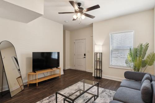 Clarksville Apartment | Alto A2 I Stunning 2bd Apt I Free Parking