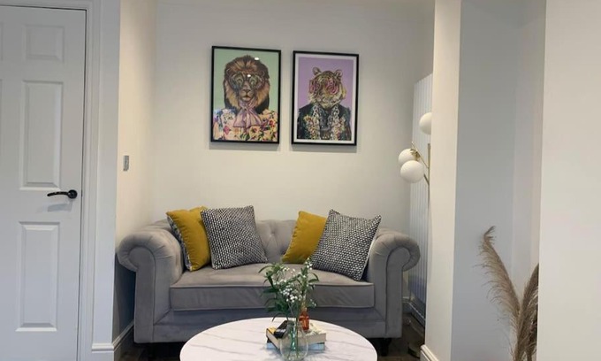 Hanham Apartment | Alto - Lovely 2 Bedroom Serviced Apartment Bristol by Mint Stays