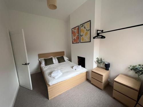 Trafford Apartment | Altrincham House - 2BR - Sleeps 6 - WiFi - Parking