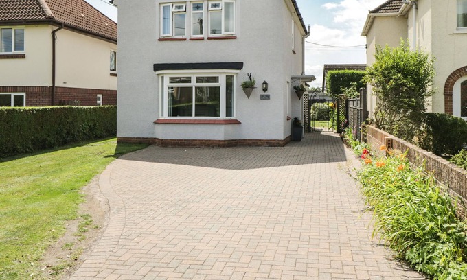 Portskewett Cottage | ALVIA, romantic, with a garden in Portskewett