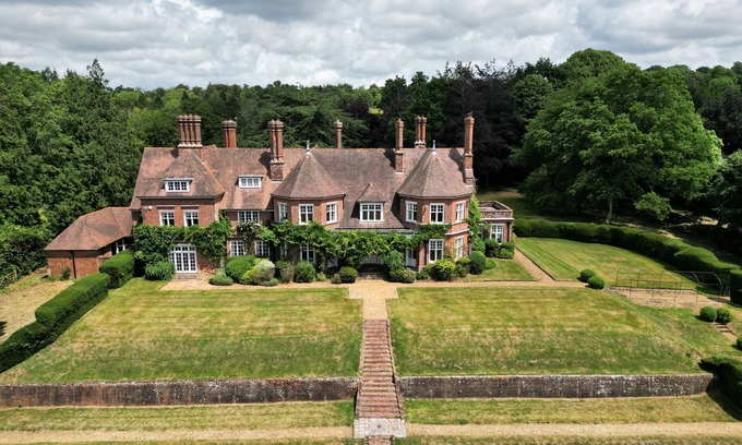 Alderbury Cottage | Alward House by Group Retreats - a house that sleeps 35 guests in 12 bedrooms