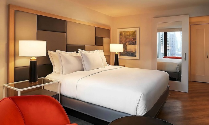 Streeterville Hotel | Always a Great Idea To Unwind! Parking, Onsite Pool, Close to Navy Pier