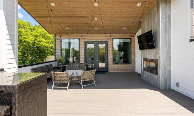 Eighth Avenue House | Always A Guest Favorite! Luxury 3 Level Home+ HUGE Rooftop Deck w/TV, fireplace!