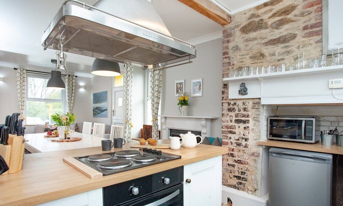 Saltash Cottage | Am impressive, detached character country house.