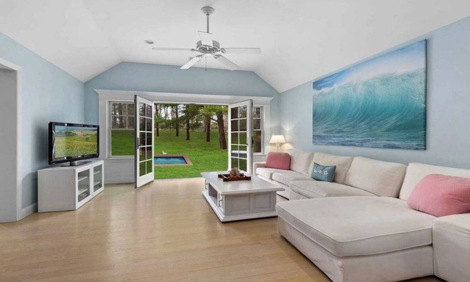 Amagansett North House | Amagansett Charmer Home, walking distance to beaches and village! 4BR 4BA.