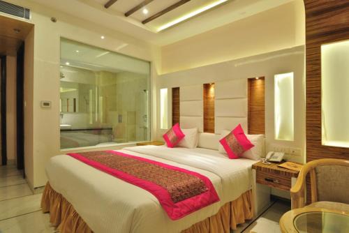 Paharganj Hotel | Aman Continental - 2Mins from Railway Station and 5 Mins from Metro