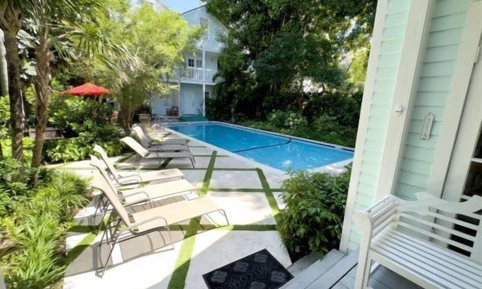 White Street Gallery District House | Amanda's Garden Getaway - Mid Town 3/2 cottage