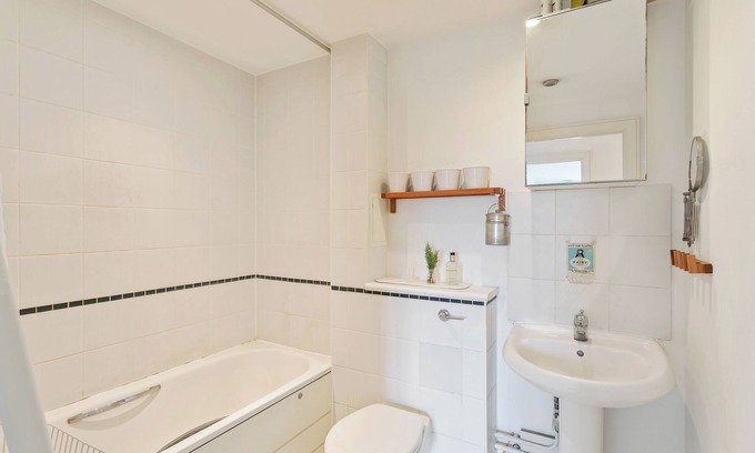 Stoke Newington Apartment | Amazing 2 Bed Apt w/Balcony nr Stoke Newington