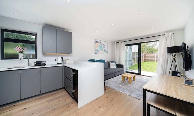 New Malden Apartment | Amazing 2BR Flat With Garden