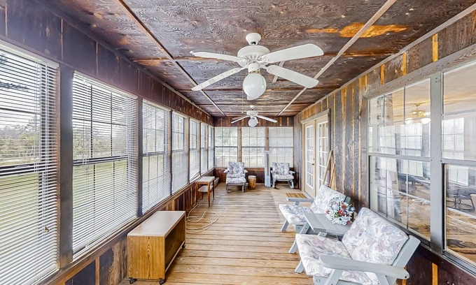 Wewahitchka Cabin | Amazing 2nd-floor home with screened porch, cornhole, grill, central AC, kitchen