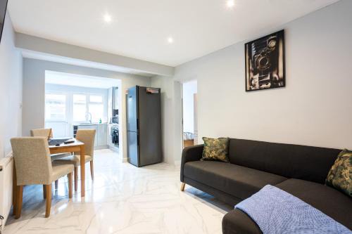 Brent Villa | Amazing 3 bedroom, 2 bathroom, ground floor flat with garden, near train Station and bus stop