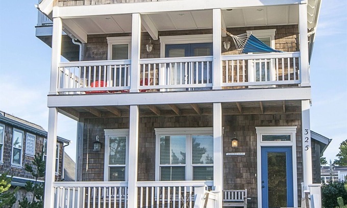 Lincoln Beach Cottage | Amazing 5 BR | 2 Masters w/Kings | Bikes | HotTub