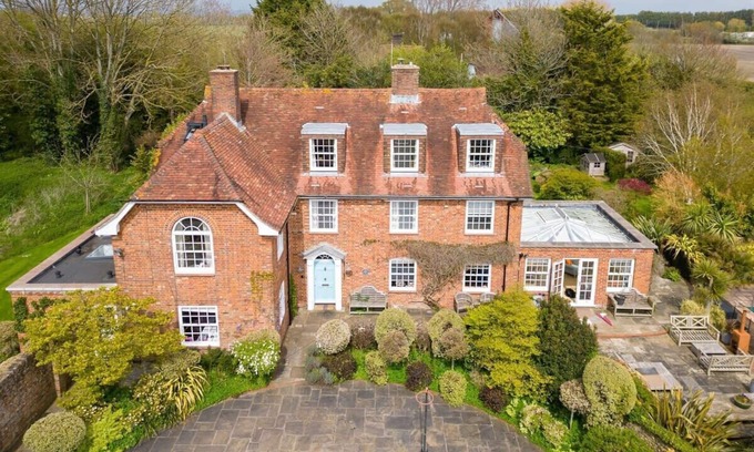 Sidlesham House | Amazing 5 BR Country Home ~ Pool, Gym, Yoga Studio