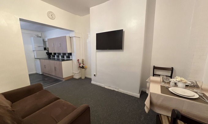 Belle Vue House | Amazing and Immaculate 2-bed House in Manchester