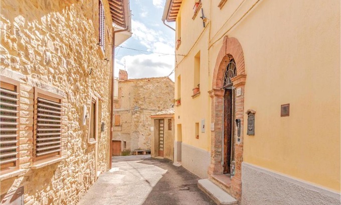 Monte Petriolo Apartment | Amazing apartment in Montepetriolo -PG- with 2 Bedrooms