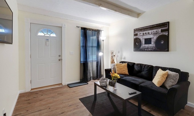 CUF Apartment | Amazing Centrally Located APT Combo Near UC, Hospital and Zoo! by RedAwning