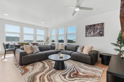 Downtown Salt Lake City Apartment | Amazing Deluxe 2BR Pool Gym Htub