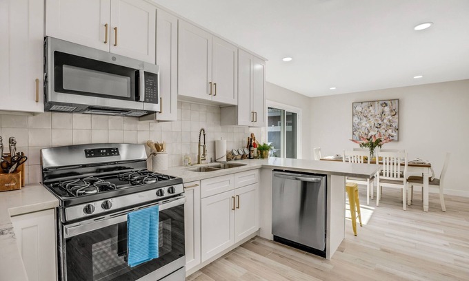 Norwalk House | Amazing DisneyLand Remodeled Home 4 Family/Friends - Norwalk Disney