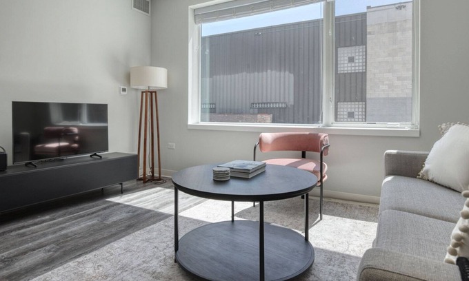 Edgewater Apartment | Amazing Edgewater 1BR w/ Gym & Lounge, nr Red Line, by Blueground