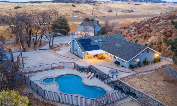 Agua Dulce House | Amazing Escape close to LA with Pool and Game Room