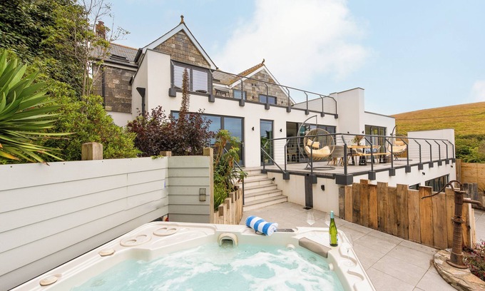 Newquay House | Amazing family home 400m to beach with hot tub, cinema den, games & yoga room