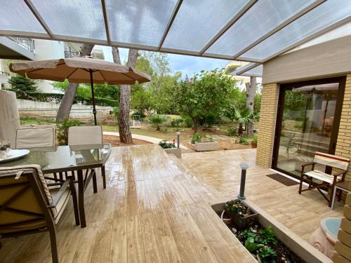 Vouliagmeni House | Amazing Garden House