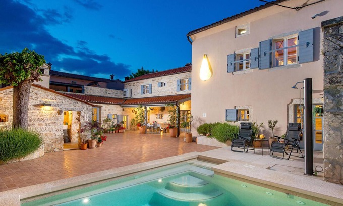 Foli House | Amazing home in Foli with kitchen