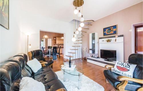 Kastel Gomilica House | Amazing Home In Kastel Gomilica