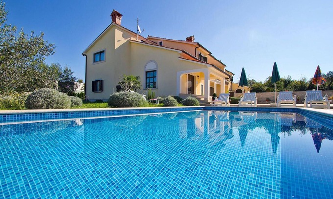 Tinjan House | Amazing home in Tinjan