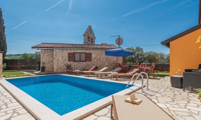 Bacva House | Amazing home in Visnjan with WiFi