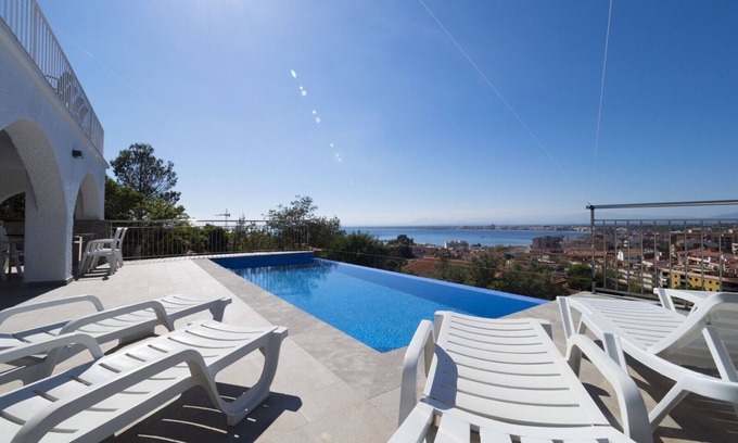 Roses Town Center Ski Chalet | Amazing house with views to the sea and the town near the center in Roses Inmosantos Casa Tordera