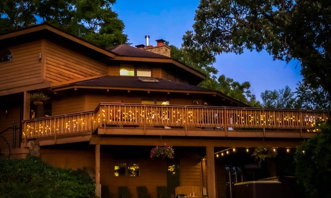 Elizabeth House | amazing house, with10 mile views, on 300 acres near Galena Territory. Hot tub.