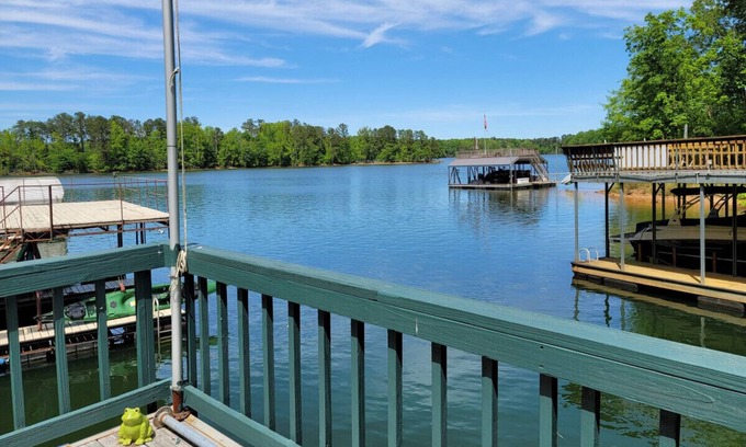 Gainesville Cottage | Amazing Lake Front Cottage with Dock and Firepit